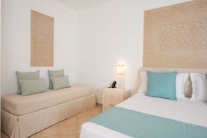 A bedroom with a bed, a bedside table, a lamp, and a wall-mounted artwork. - CDSHotels Le Castella - Ninfe Saracene (Le Castella)