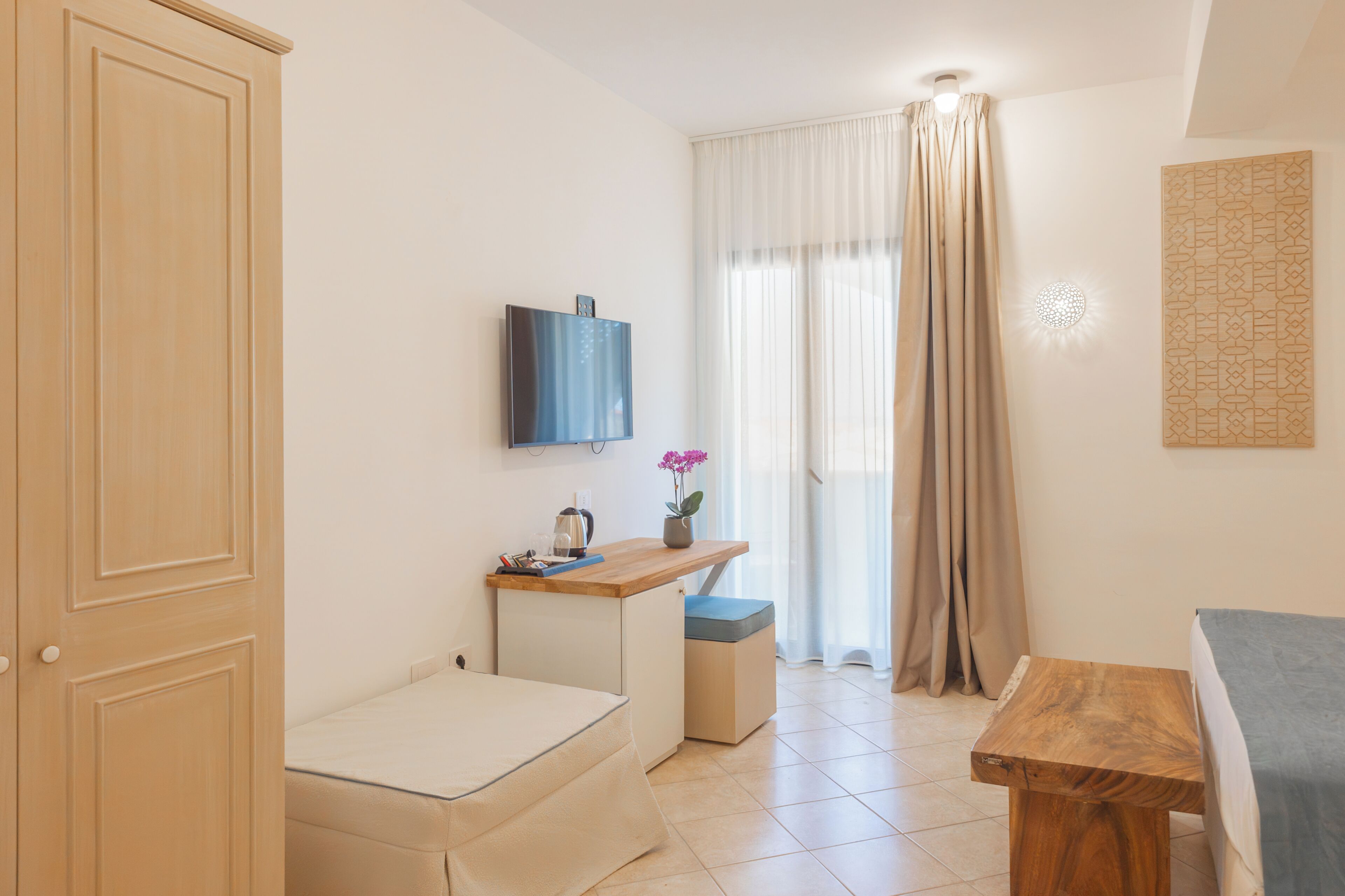 In-room safe, desk, laptop workspace, free WiFi