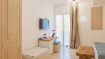 In-room safe, desk, laptop workspace, free WiFi