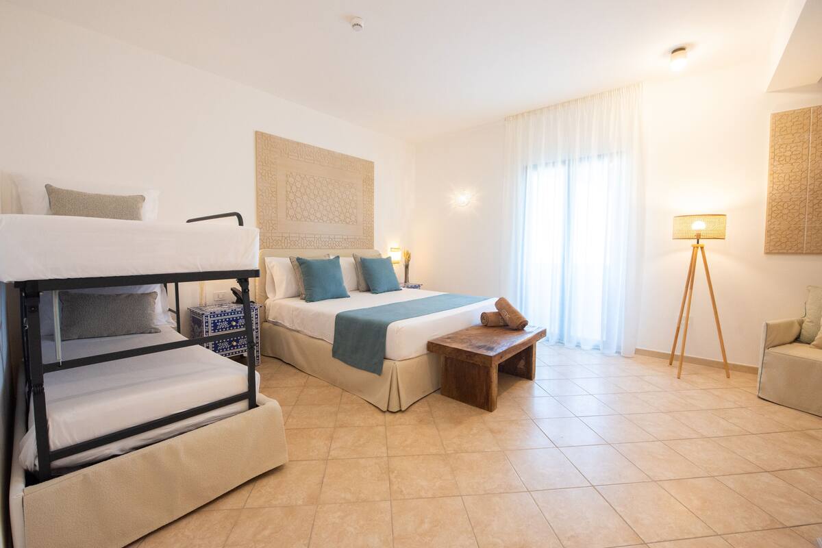 Caixa forta a l'habitació i escriptori 