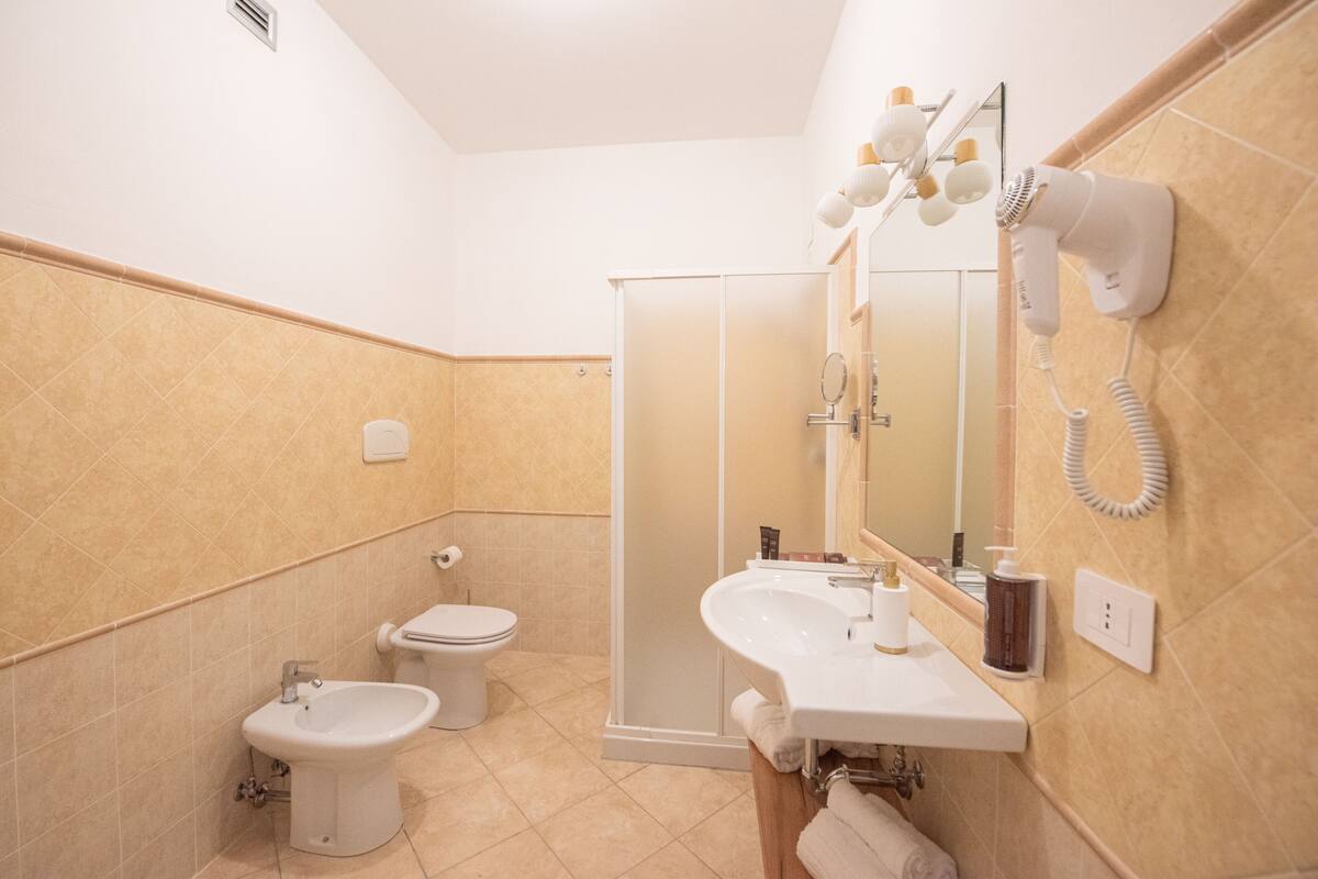 Een douche, een haardroger, handdoeken, zeep