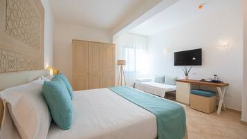 Comfort Triple Room | In-room safe, desk, laptop workspace, WiFi (free)