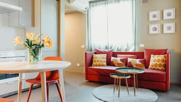 Apartamento Premium | Zona de estar | Smart TV de 42 pulgadas con canales por cable