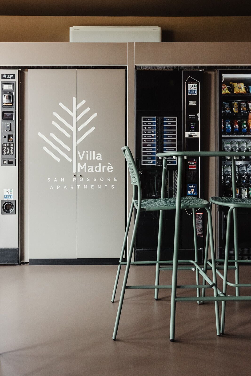 Un ascenseur moderne, orné d’un logo et d’une inscription indiquant qu’il fait partie des appartements Villa Madrid.