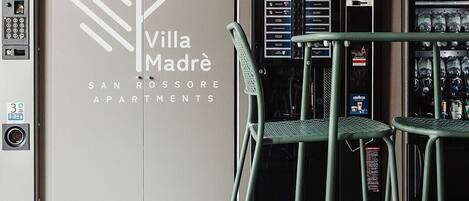 Un ascensor moderno con un logotipo y texto que indica que pertenece a Apartamentos Villa Madrid.