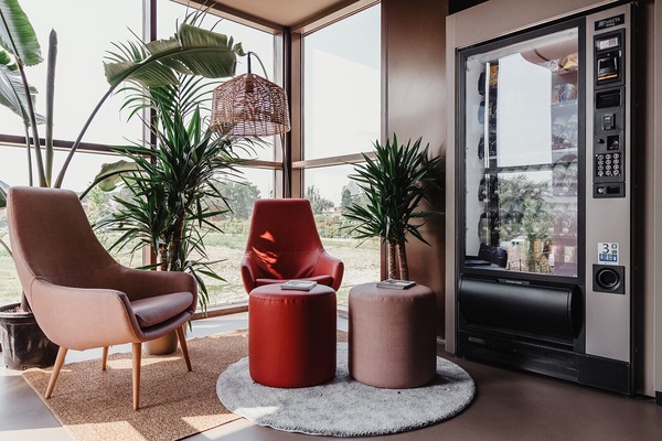 Lobby lounge