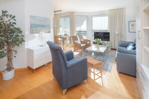 Televisión, reproductor de DVD, estéreo