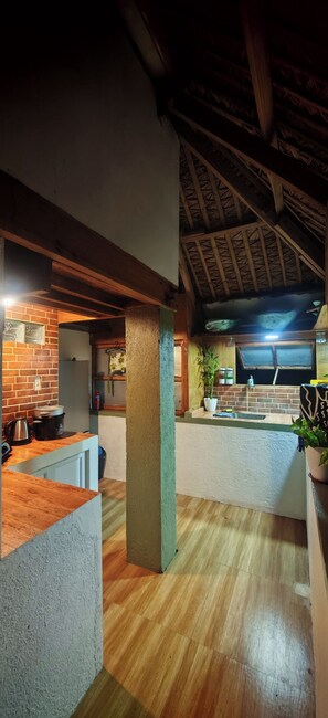 Een koelkast, een kookplaat, een koffiezetapparaat/waterkoker