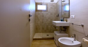 Douche, sèche-cheveux, bidet, serviettes fournies