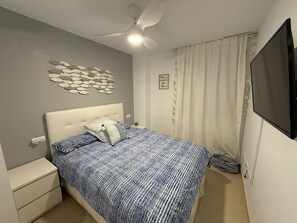 2 Schlafzimmer, Bügeleisen/Bügelbrett