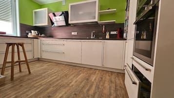 Frigorífico, microondas, horno y lavavajillas