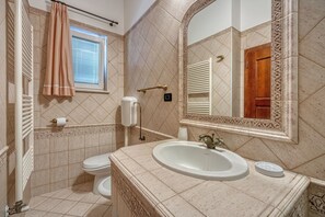 Departamento familiar, 2 habitaciones (Seaside Villa Marittima Apartment) | Baño | Regadera, secadora de cabello, bidet, toallas 