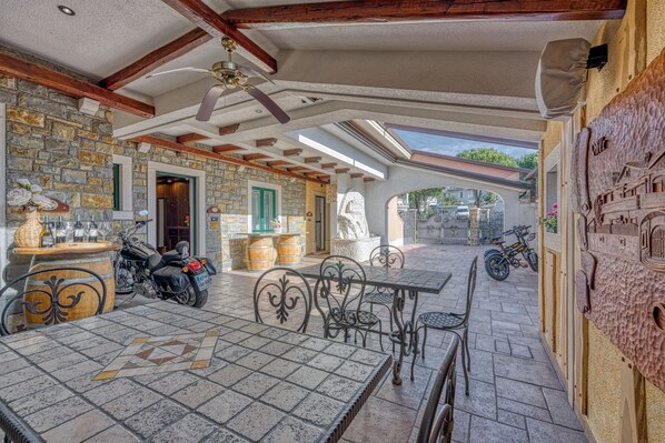 รับประทานอาหารกลางแจ้ง