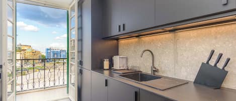 Réfrigérateur, micro-ondes, four, plaque de cuisson