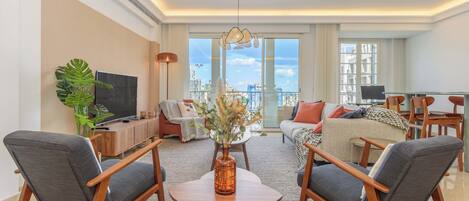 Căn hộ, 2 phòng ngủ, quang cảnh thành phố, khu vực sân vườn | Phòng khách | Smart TV 55-inch có truyền hình cáp, văn phòng