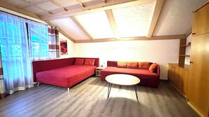 經典公寓, 1 間臥室, 陽台, 山景 | 起居區 | 50-吋平面電視，提供有線頻道