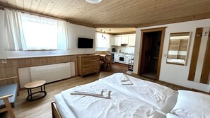 Comfort-Studio, 1 Queen-Bett, Bergblick, zum Garten hin | 1 Schlafzimmer, schallisolierte Zimmer, kostenloses WLAN, Bettwäsche