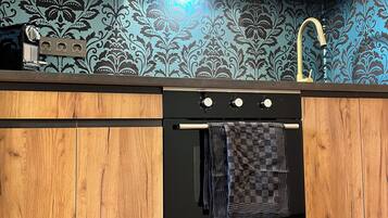 Kühlschrank, Ofen, Herdplatte, Wasserkocher mit Kaffee-/Teezubehör