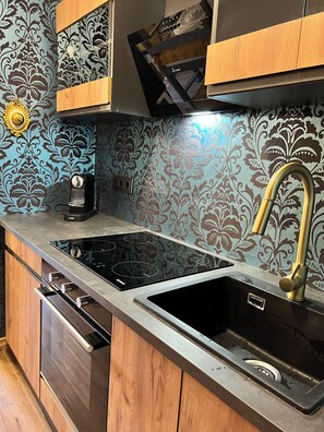 Réfrigérateur, four, plaque de cuisson, cafetière/bouilloire