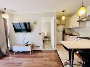 Frigorífico, microondas, horno y placa de cocina