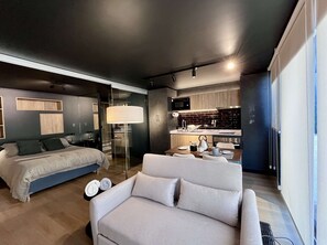 A modern bedroom with a bed, bedside tables, and a nightstand. - Modern Studio - City Views, Fast Wifi & Parking (Santiago)