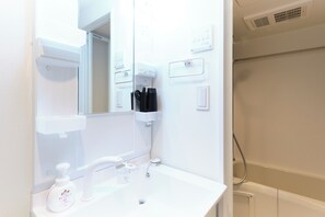 Ducha y bañera combinadas, secador de pelo, zapatillas y toallas