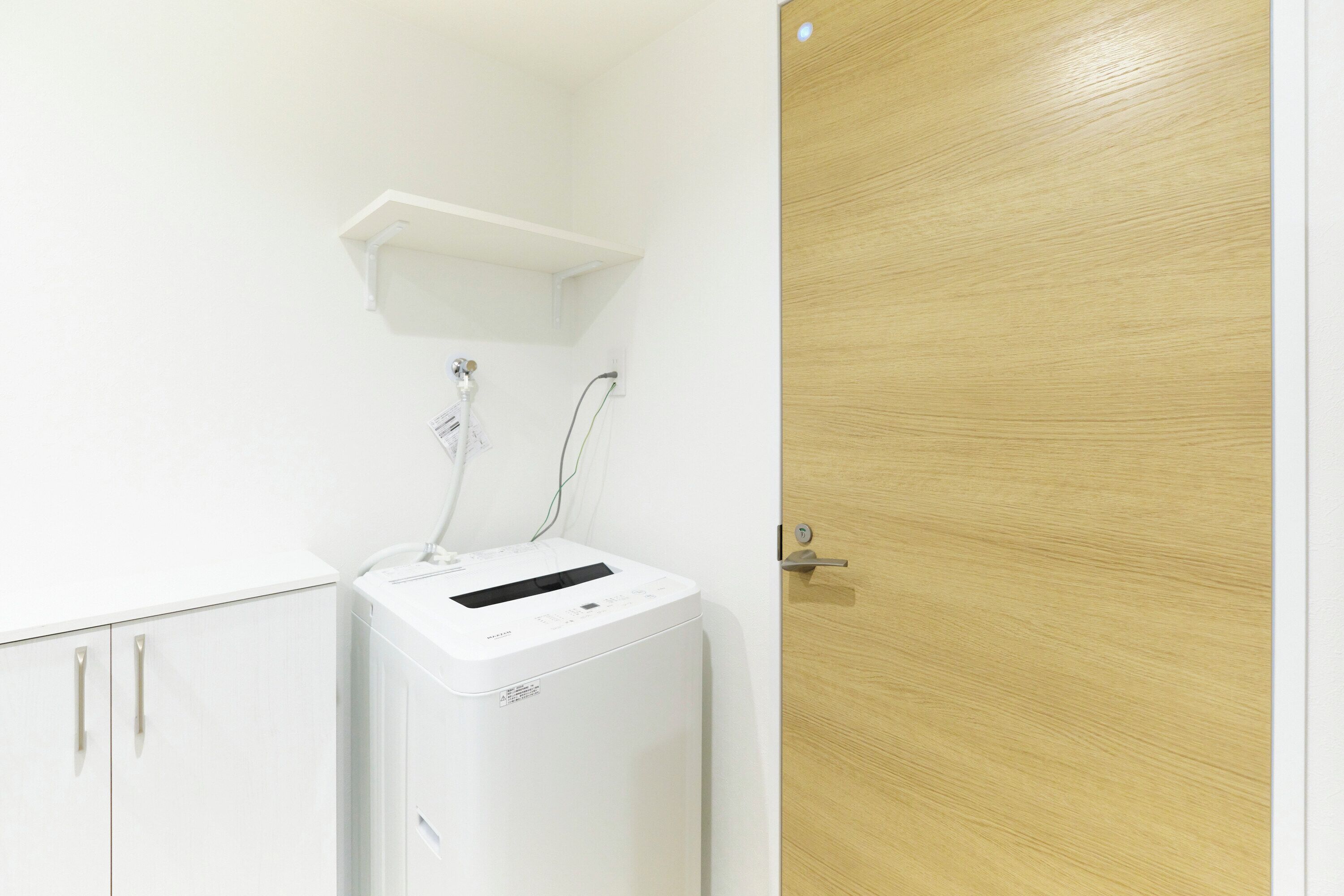 Combined shower/bathtub, hair dryer, slippers, bidet