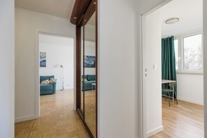 2 chambres, chambres insonorisées, fer et planche à repasser