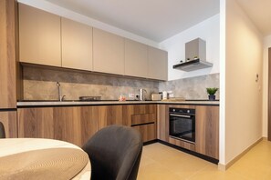 Fridge, oven, stovetop, dishwasher