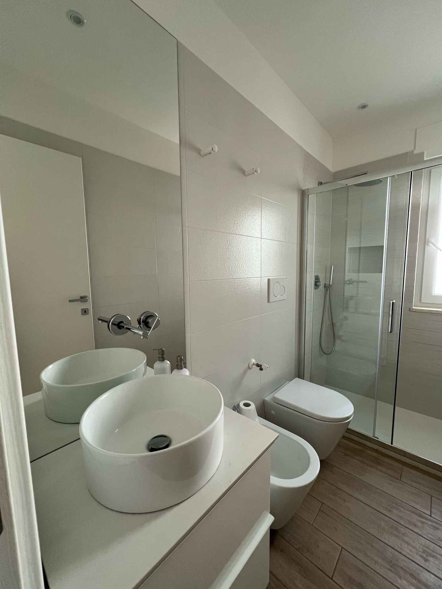 Bruser, hårtørrer, bidet, håndklæder