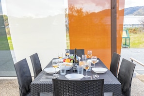Villa, vistas parciales al mar | Terraza o patio