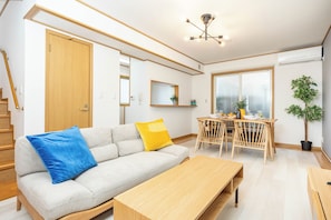 Villa, vistas parciales al mar | 1 dormitorio, cortinas opacas, tabla de planchar con plancha