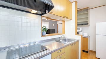 Villa, vista parcial al mar | Cocina privada | Tetera eléctrica, tostadora y arrocera