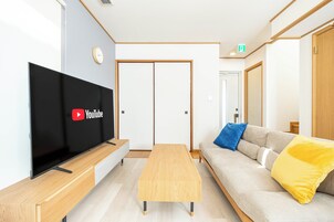 1 habitación, cortinas blackout y tabla de planchar con plancha 