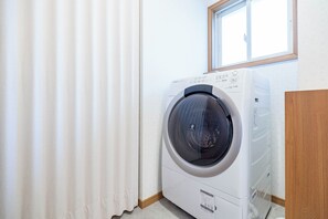 1 habitación, cortinas blackout y tabla de planchar con plancha 