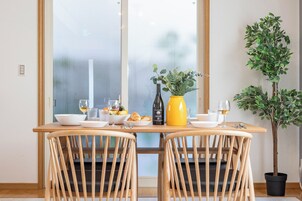 1 habitación, cortinas blackout y tabla de planchar con plancha 