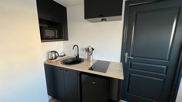 Frigorífico, microondas, placa de cocina y cafetera o tetera