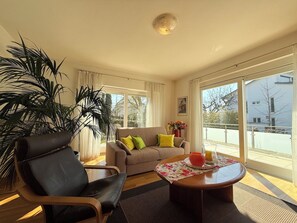 Fernseher, Tischtennisplatte, Bücher