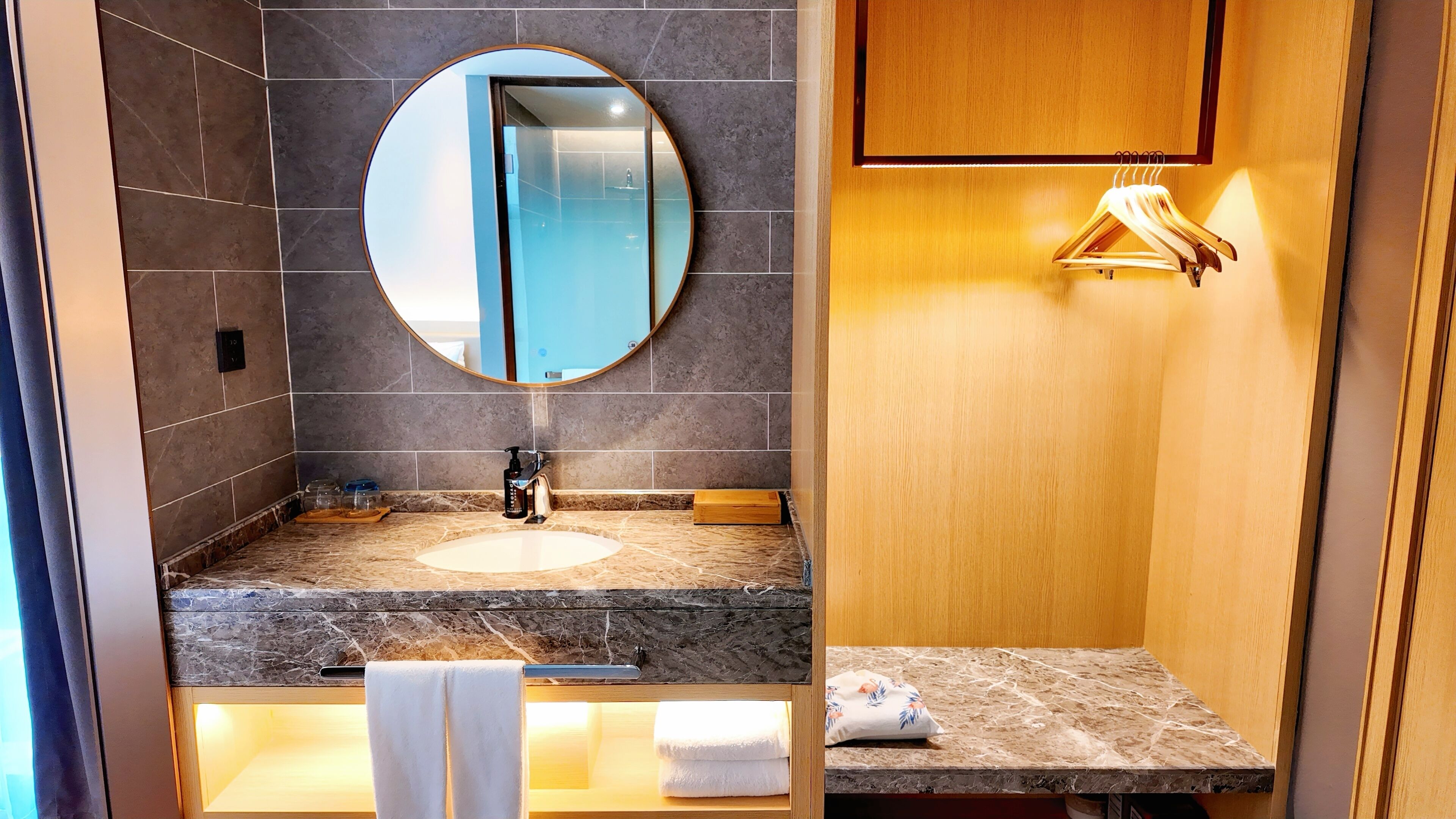 雅韵双床房 | 浴室 | 淋浴设施、吹风机、毛巾、洗发水