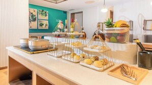 Ein reichhaltiges Buffet mit verschiedenen Speisen und Besteck.