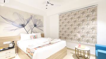 Executive Double Room, 1 Double Bed, City View | 1 bedroom, desk, laptop workspace, soundproofing
