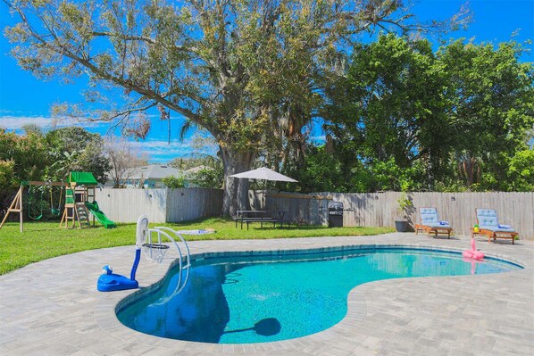 Quintal com piscina, escorrega e baloiço.