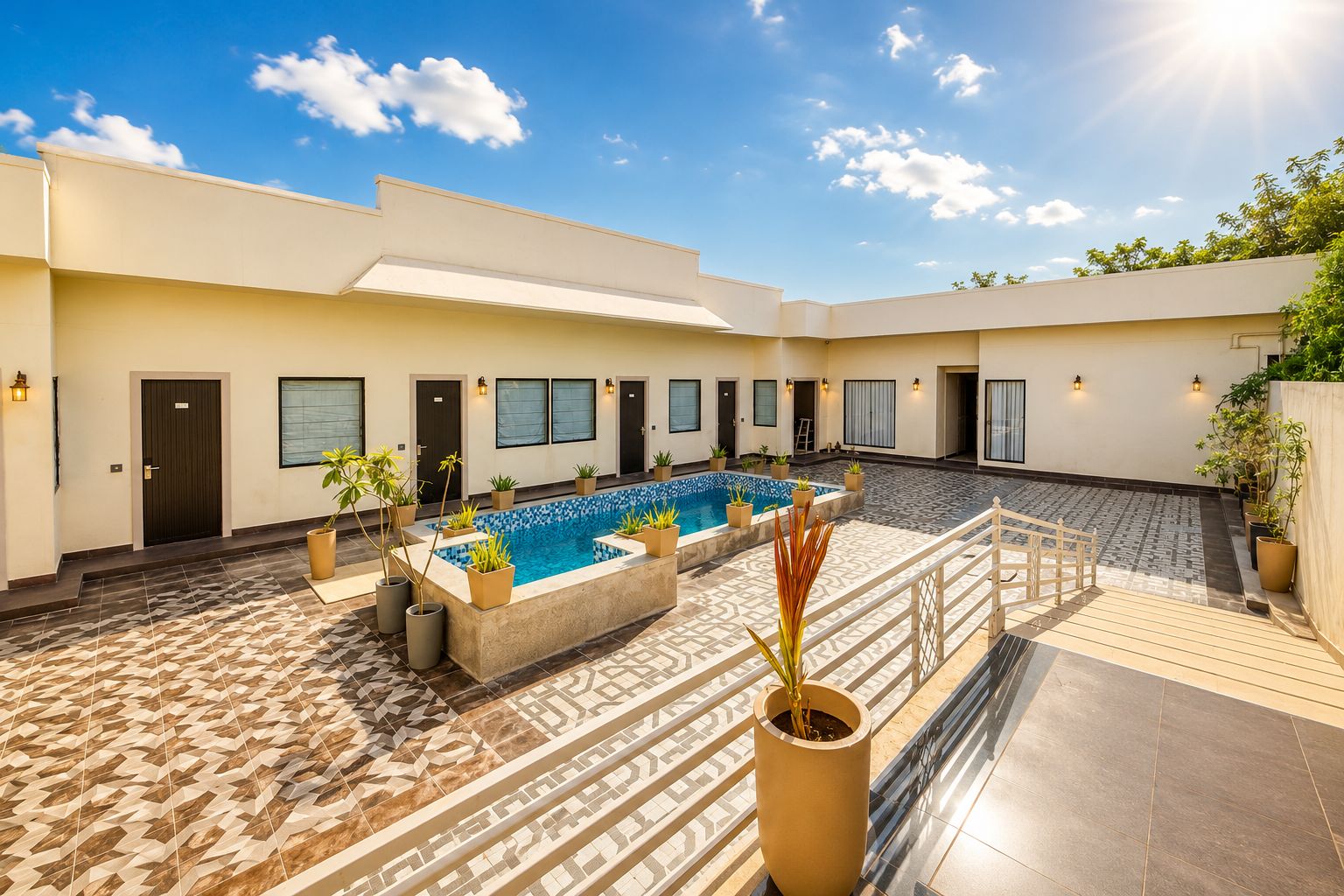 Um edifício moderno com piscina, plantas em vasos e piso de azulejos.