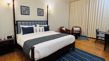 Royal Room, Mountain View | Desk, laptop workspace, soundproofing, iron/ironing board