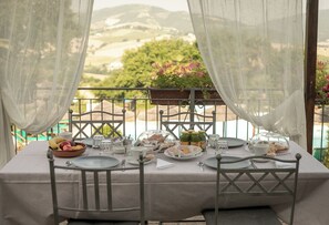Outdoor dining - Exclusive villa with private pool and fitness center (Sant'Ippolito)