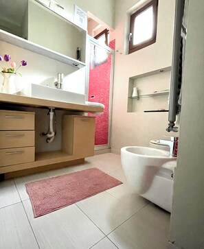 Douche, sèche-cheveux, bidet, serviettes fournies