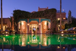 حمام سباحة