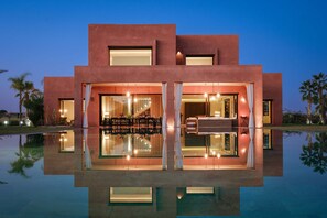 Et oppvarmet basseng