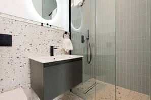 Apartamento | Baño | Bañera y ducha independientes, bañera profunda y secador de pelo