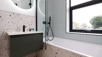 Apartment | Bathroom | Separate bathtub and shower, deep-soaking bathtub, hair dryer, towels